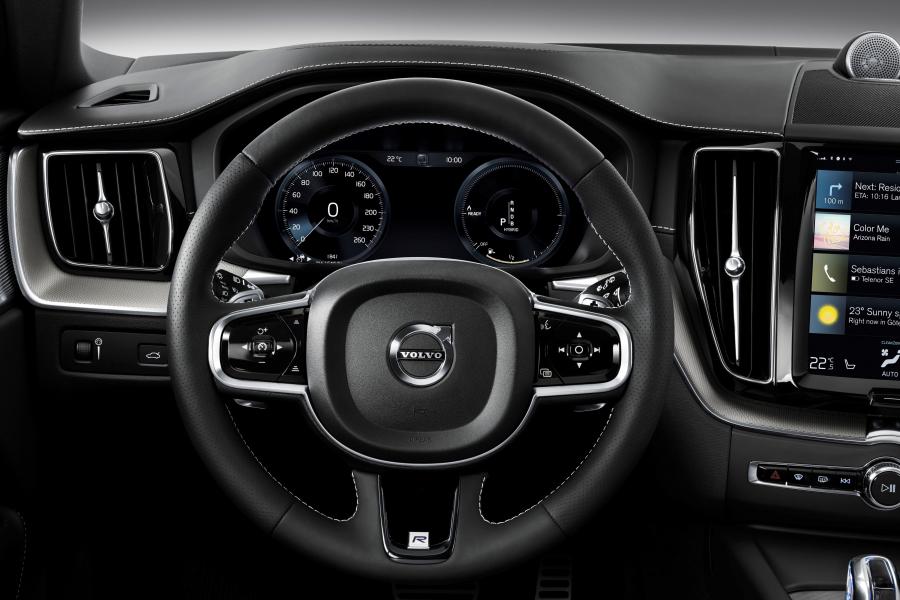 Панель приборов Volvo XC60 T8 R-Design 2017 года  (WW) (фото 6 из 23)